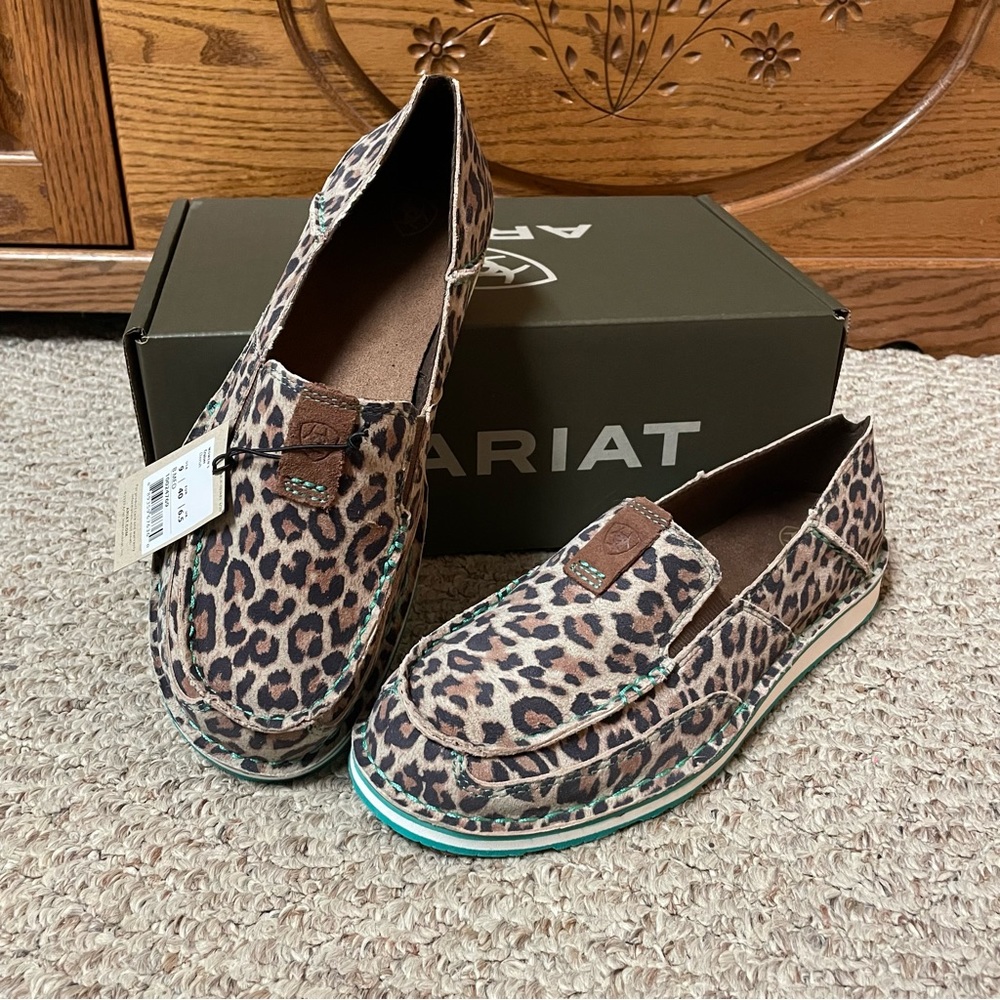 BRAND NEW Ariat Cruiser